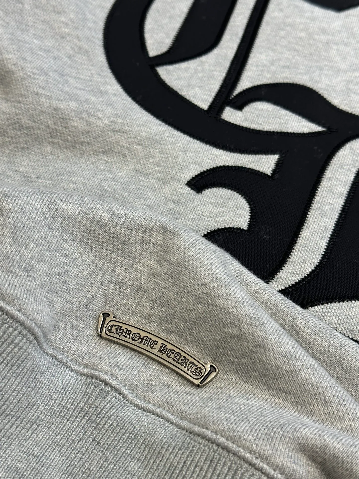 P490 Chrome Hearts Chrome Hearts Logo Hooded Sweatshirt. Customized heavy fortress intertwined air cotton, Chrome Hearts cross patch embroidery decoration on the chest, becoming the ultimate interpretation of dark gothic style. CH Gothic font is the finishing touch on the back panel, making the totem become your spiritual punctuation. The logo iron plate sways slightly with the swing of the body, adding a sense of movement and vitality.  Adopting imported machine appliqué embroidery technology, using advanced computer control systems and precision mechanical components, the Chrome Hearts logo appliqué embroidery operation is realized, presenting an embroidery effect with both clarity and three-dimensionality size: s m l xl